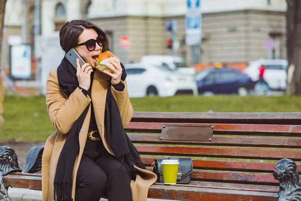 Jovem Mulher Negócios Beleza Comer Fast Food Trabalhar Telefone Enquanto — Fotografia de Stock