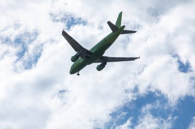 Gökyüzü seyahati konseptinde uçak kopyalama alanı