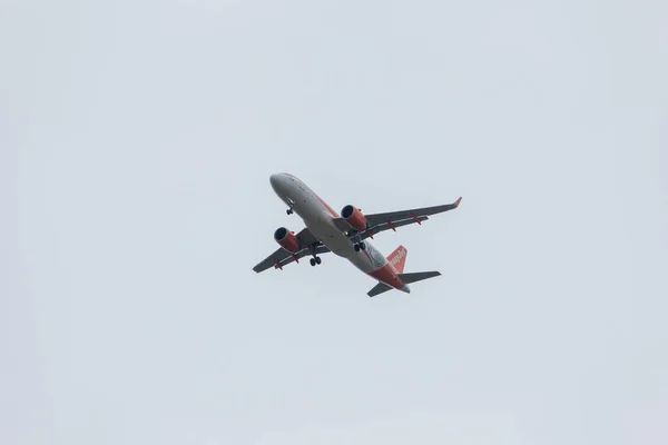 クロアチアのプーラ 2019年5月19日 曇りの空の着陸での大きな飛行機 — ストック写真