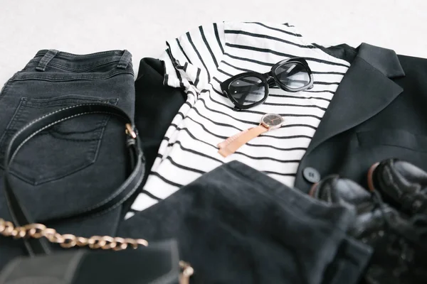 Вид Жіночого Одягу Чорно Біла Сумочка Джинси Блейзер Взуття Сонцезахисні — стокове фото