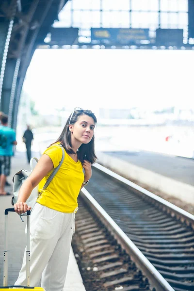 Женщина Вокзале Ждет Место Копирования Поезда — стоковое фото