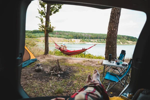 Persona Vista Pareja Descansando Camping Mujer Tendida Hamaca Con Hermosa — Foto de Stock