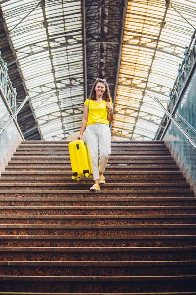 Frau Fährt Mit Gelbem Koffer Auf Rädern Treppe Hinunter — Stockfoto