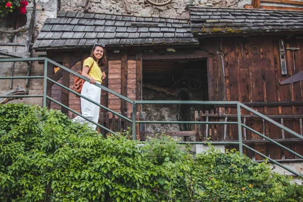 Young Pretty Smiling Tourist Woman Walking Small Hallstatt Street Stairs — Stock Photo, Image