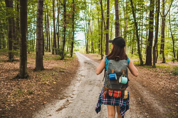 Femeie Tânără Adult Mers Jos Rucsac Pădure Traseu Activități Vară — Fotografie, imagine de stoc