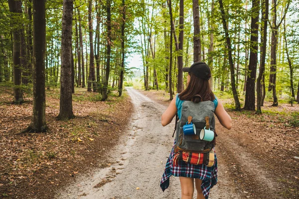 Giovane Donna Adulta Che Cammina Con Zaino Dal Sentiero Forestale — Foto Stock