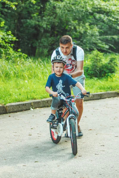 Львов Украина Июня 2019 Года Отец Учит Сына Кататься Велосипеде — стоковое фото