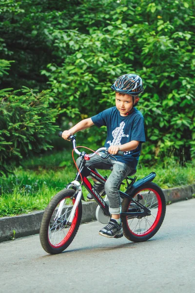 Lviv Ucrania Junio 2019 Niño Montado Bicicleta Con Casco Parque — Foto de Stock