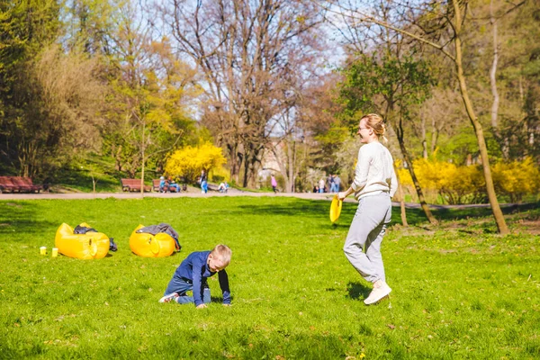 Anne Güneşli Baharda Frizbi Oynuyor Parktaki Fotokopi Alanı — Stok fotoğraf