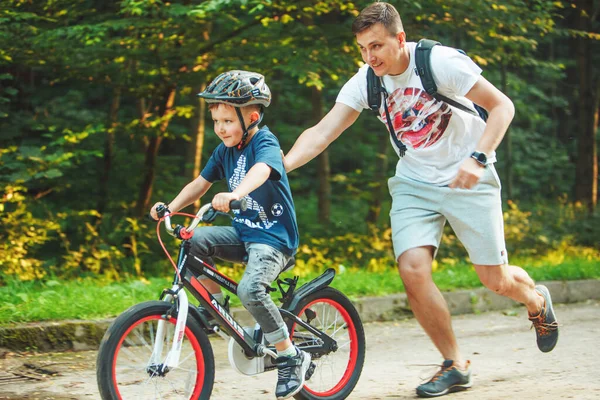 Lviv Ucrania Junio 2019 Padre Enseñando Hijo Montar Bicicleta Hora —  Fotos de Stock