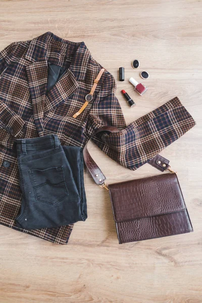 Overhead top view of clothes blazer handväska jeans titta på läppstift med nagellack. kläckägg — Stockfoto