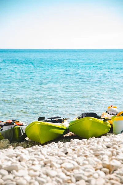 Muitos Caiaques Espaço Cópia Praia Rochosa Atividades Água Verão — Fotografia de Stock