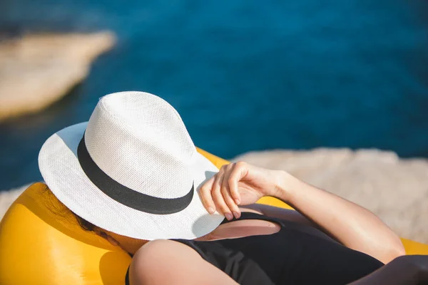 Jovem Deitado Sofá Mar Praia Sol Cobrir Rosto Com Chapéu — Fotografia de Stock