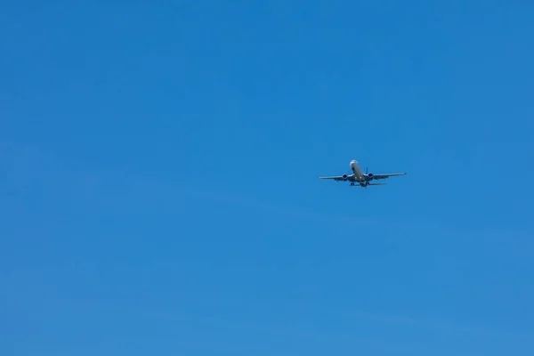 Vliegtuig in de lucht reisconcept — Stockfoto