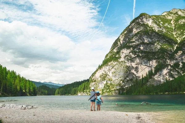 Holčičky Procházejí Jezera Horách Letní Čas — Stock fotografie