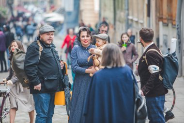 Lviv, Ukrayna - 4 Mayıs 2019: insanların eski bisiklet sürdüğü şehir doğum günü festivali. Boşluğu kopyala