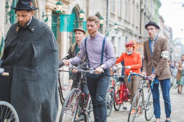 Lviv, Ukrayna - 4 Mayıs 2019: insanların eski bisiklet sürdüğü şehir doğum günü festivali. Boşluğu kopyala