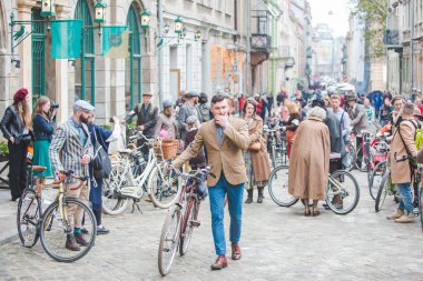 Lviv, Ukrayna - 4 Mayıs 2019: insanların eski bisiklet sürdüğü şehir doğum günü festivali. Boşluğu kopyala