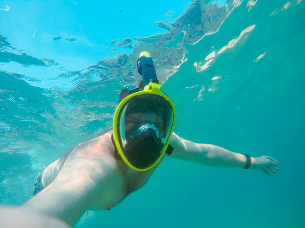 Man Met Snorkelmasker Onderwater Zomer Zee Vakantie Helder Transparant Water — Stockfoto