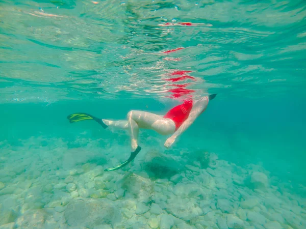 Vrouw Rood Zwempak Onderwater Met Snorkelmasker Flippers Zomervakantie — Stockfoto