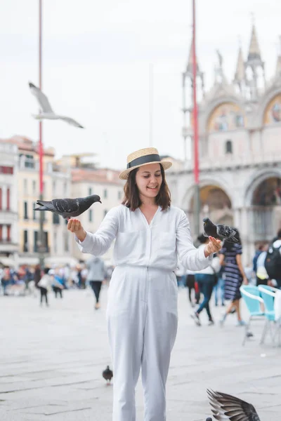 Kvinna Vita Kläder Med Halmhatt Kul Med Duvor Venice Torget — Stockfoto