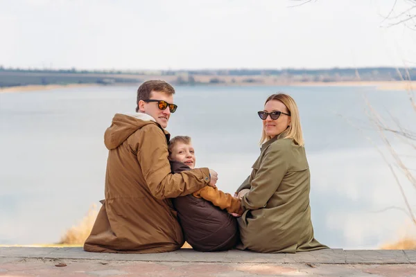 Familia Feliz Joven Sentado Con Hermosa Vista Lago Padres Con —  Fotos de Stock