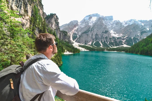 Νεαρός Δυνατός Άντρας Σακίδιο Κοιτάζει Λίμνη Στα Βουνά Αντίγραφο Χώρου — Φωτογραφία Αρχείου