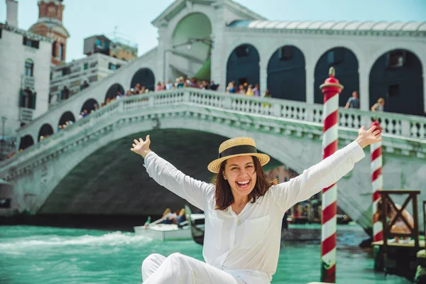 Mulher Sentada Perto Ponte Rialto Veneza Itália Olhando Para Grande — Fotografia de Stock