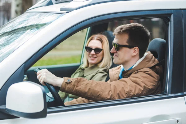 Koncepcja Podróży Samochodem Szczęśliwy Para Gotowy Podróż — Zdjęcie stockowe