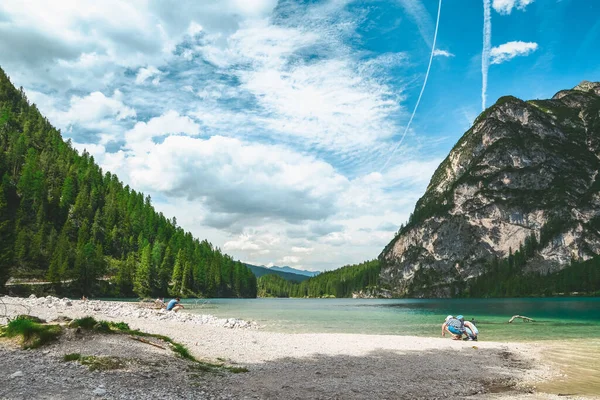 Holčičky Procházejí Jezera Horách Letní Čas — Stock fotografie