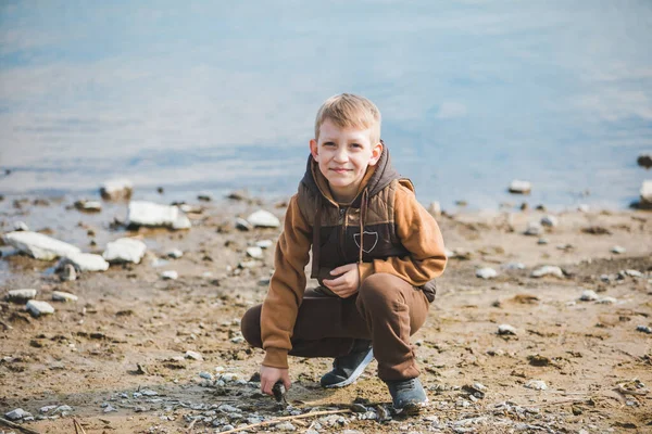 Niño Pequeño Playa Metiendo Piedras Agua Actividades Aire Libre —  Fotos de Stock