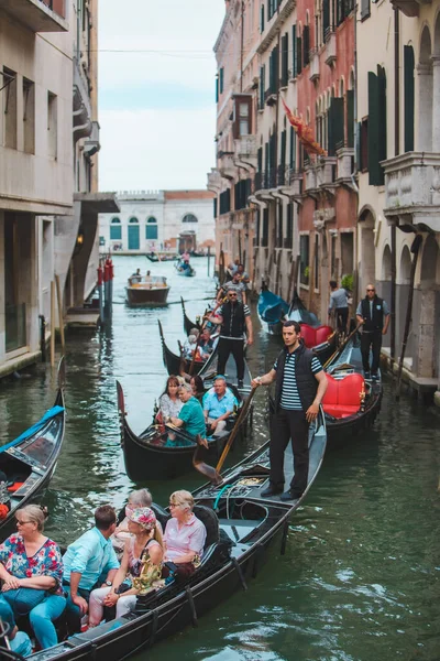 Venecia Italia Mayo 2019 Vista Del Tráfico Góndolas Canal Cantante — Foto de Stock