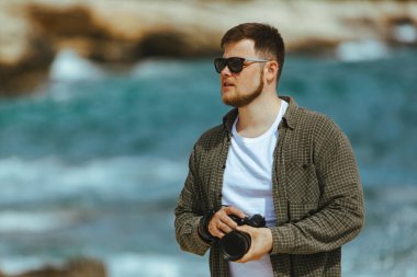 Profesyonel fotoğrafçı deniz manzarası çekiyor. Boşluğu kopyala