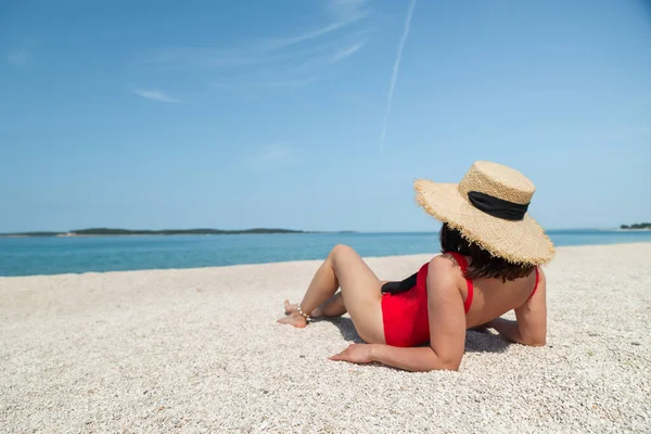 Sexy Frau Roten Badeanzug Sitzt Einem Strand Sommerferien — Stockfoto