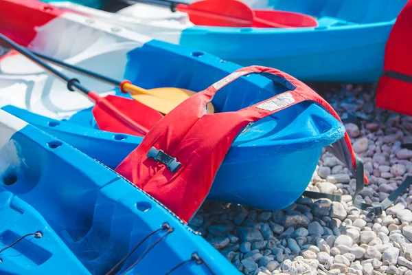 Muchos Kayaks Espacio Copia Playa Rocosa Actividades Acuáticas Verano —  Fotos de Stock