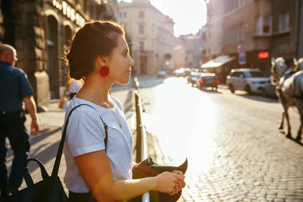 Retrato Mujer Bonita Puesta Del Sol Calle Ciudad Traje Urbano — Foto de Stock