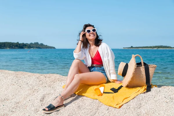 Frau Sitzt Auf Gelber Decke Meeresstrand Sommeroutfit Sonnenschutz Flaschen — Stockfoto