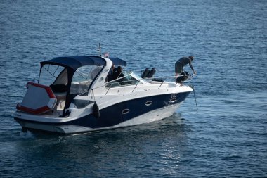 Adamlarla birlikte deniz suyunda küçük bir motorlu tekne. yaz tatili