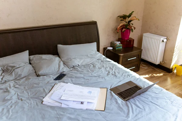 Utsikt Över Laptop Med Dokument Sängen Hemarbete Koncept Isolering — Stockfoto