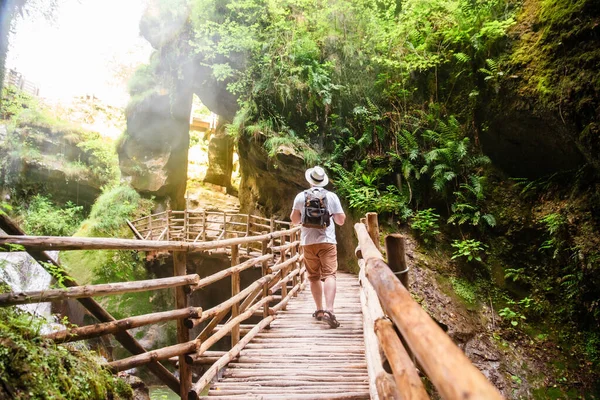 イタリアの木製のトレイルカリヨン洞窟を歩くバックパッカー 夏の旅行のコンセプト — ストック写真