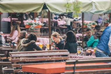 Lviv, Ukrayna - 11 Mayıs 2019: Açık kafede dinlenen insanların görüntüsü. Bira içiyor..
