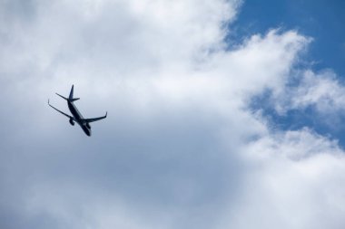 Gökyüzü seyahati konseptinde uçak kopyalama alanı