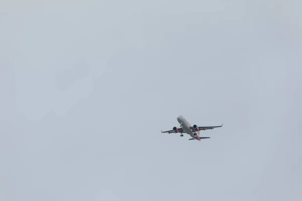Avião Céu Aterragem Nublado Espaço Cópia Tempo — Fotografia de Stock