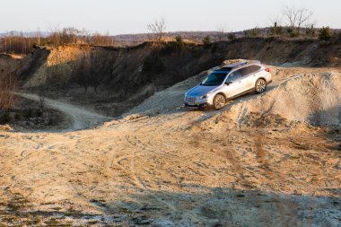 Lviv, Ukrayna - 7 Nisan 2020: Subaru taşra arazi aracı Dusty Hill 'den aşağı iniyor. off road kavramı