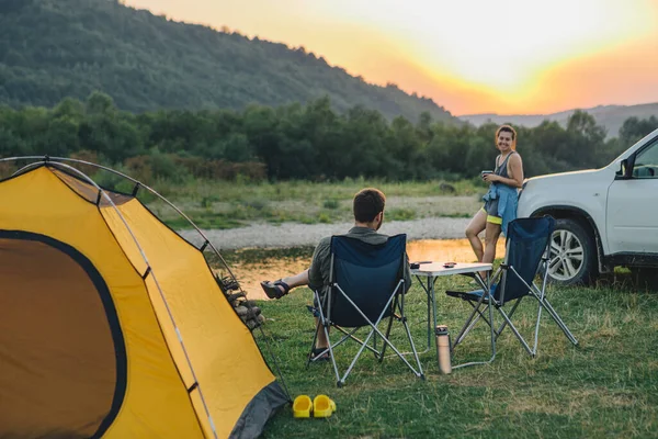 Couple Sitting Camp Chairs Looking Sunset River Mountains Hiking Concept — Stock Photo, Image