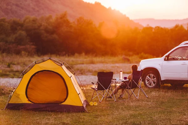 Mujer Mirando Atardecer Sobre Las Montañas Río Concepto Camping Espacio — Foto de Stock