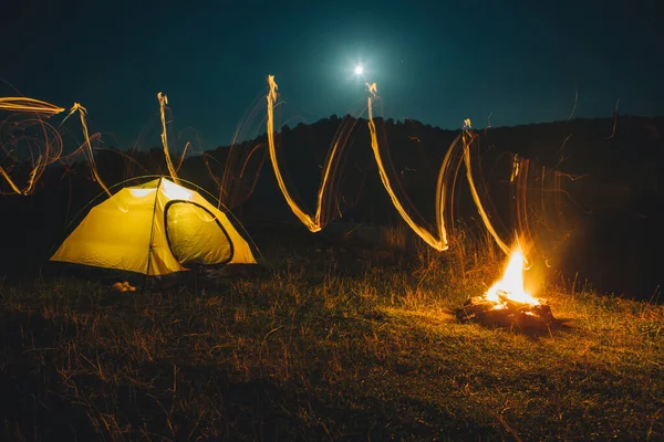 Langes Lagerfeuer Mit Gelbem Zelt Auf Dem Hintergrund Kopierraum — Stockfoto