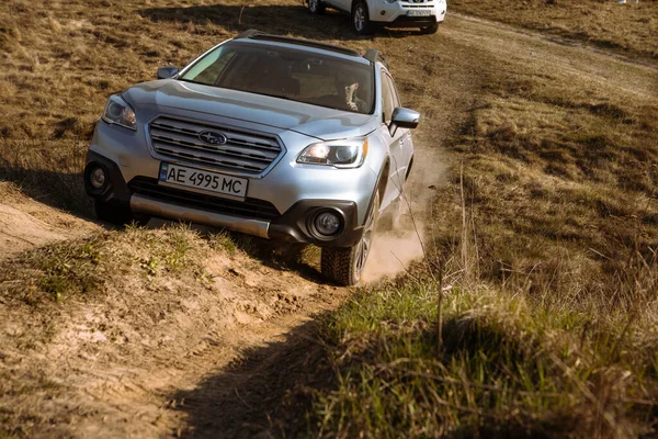 Lviv Ukraina Huhtikuuta 2020 Subaru Outback Suv Auto Yrittää Nousta — kuvapankkivalokuva