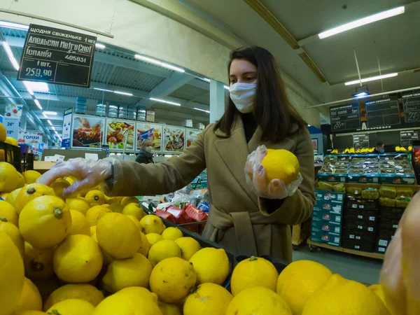 Lvov Ukrajina Března 2020 Mladé Ženy Masce Obchodě Potravinami Kopírovat — Stock fotografie