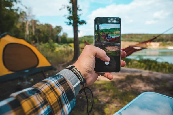 Hombre Tomando Foto Del Teléfono Las Mujeres Que Ponen Concepto — Foto de Stock